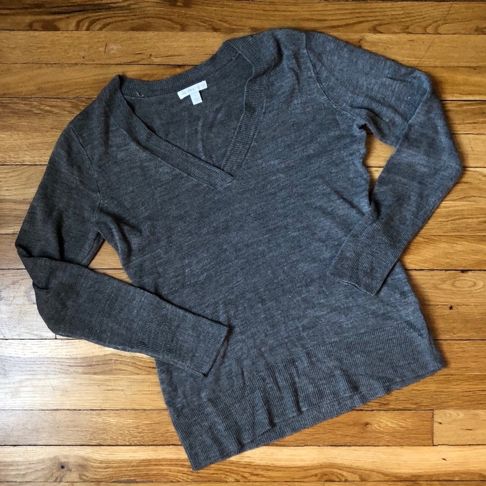 New York &Company Long Sleeve V-Neck Gray Sweater